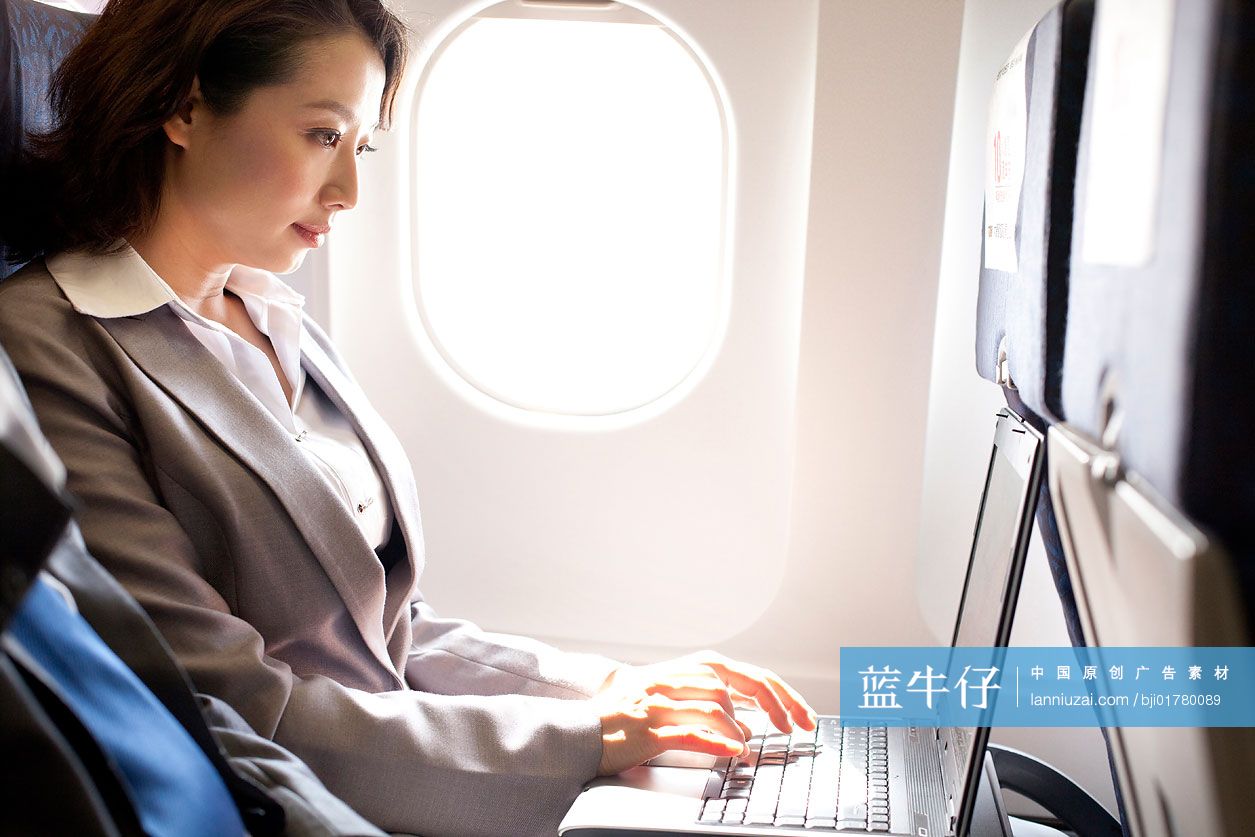 商务人士在机舱