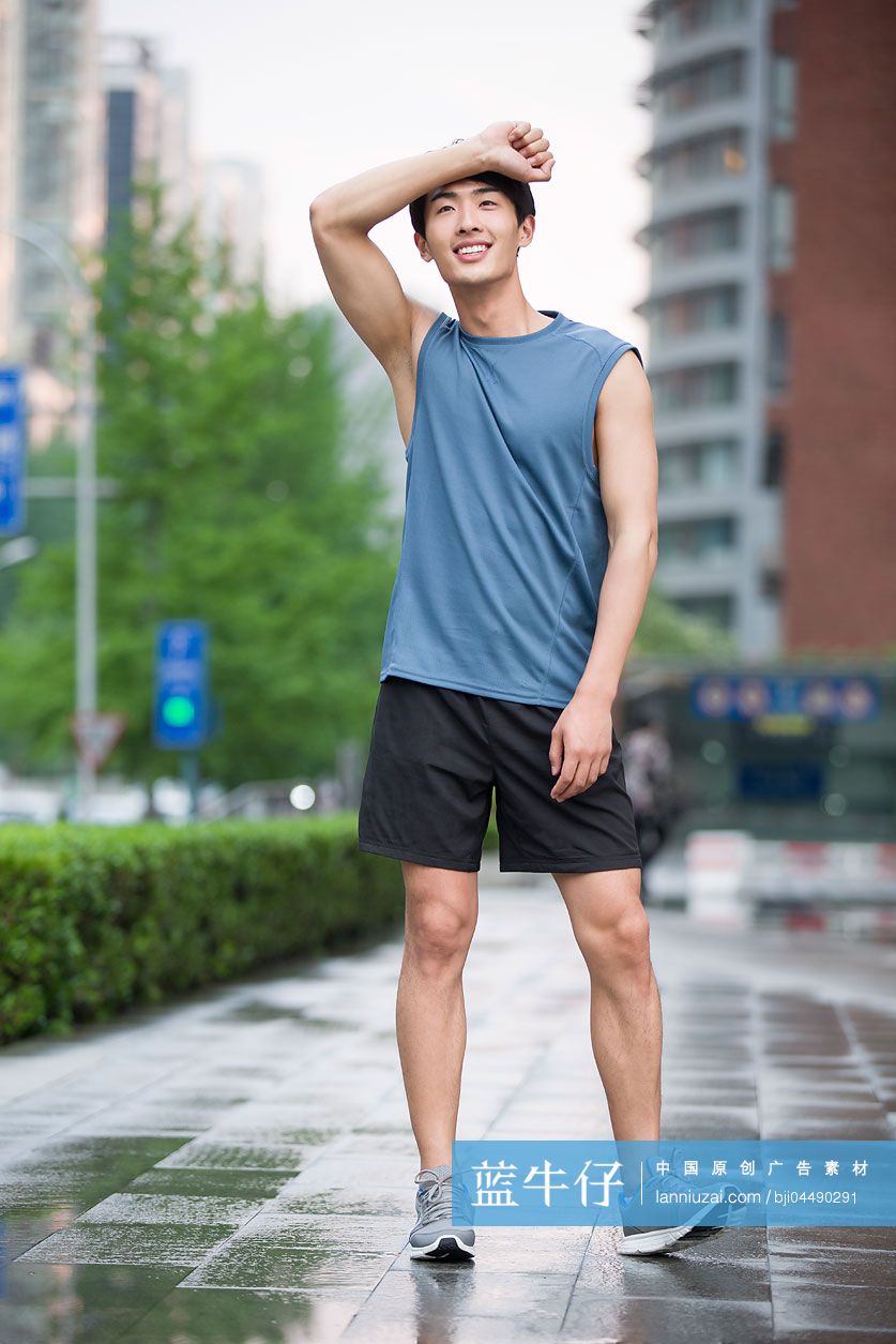 年轻男子在运动后休息