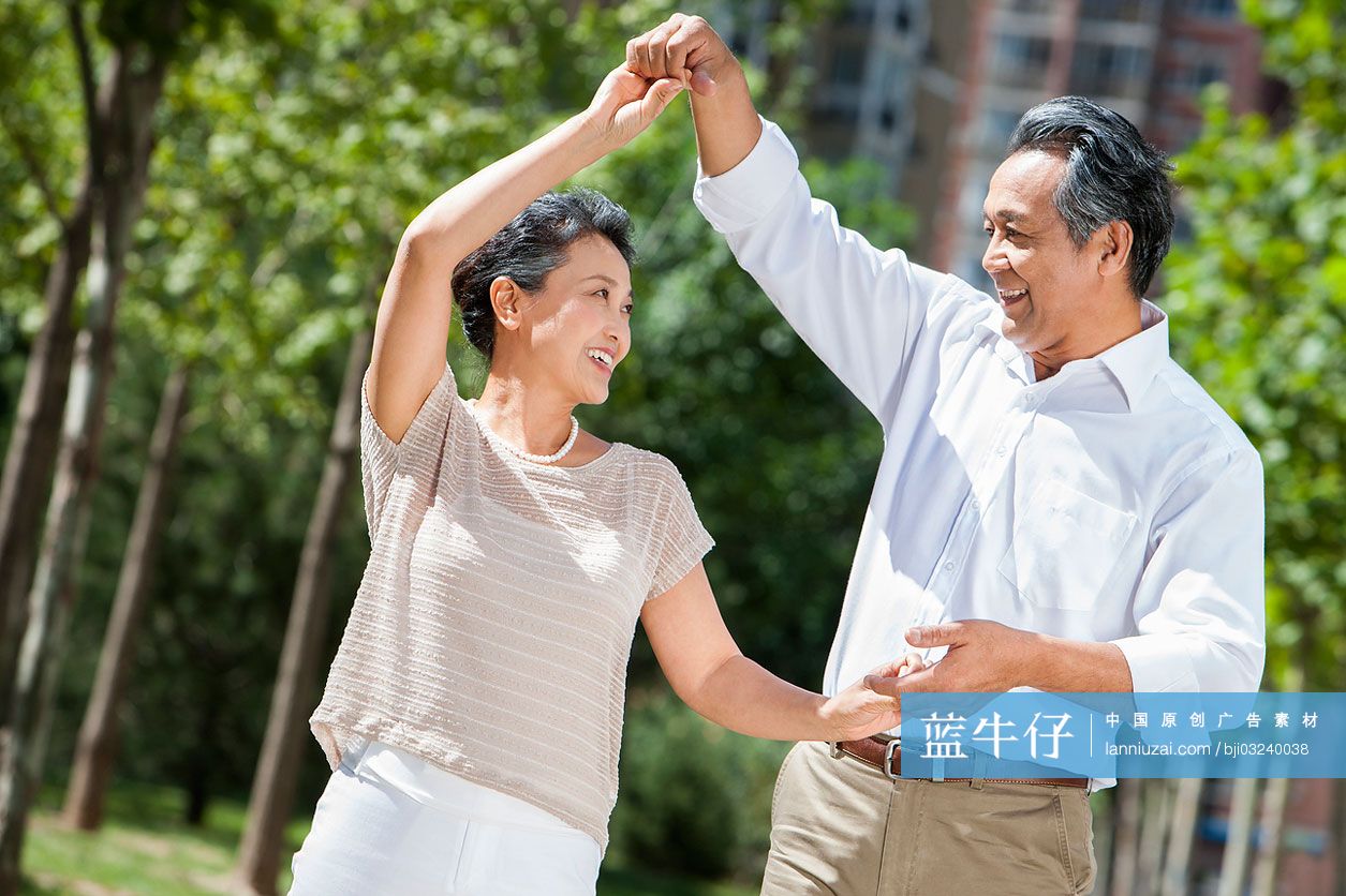 老年夫妇在户外跳舞-蓝牛仔影像-中国原创广告影像素材