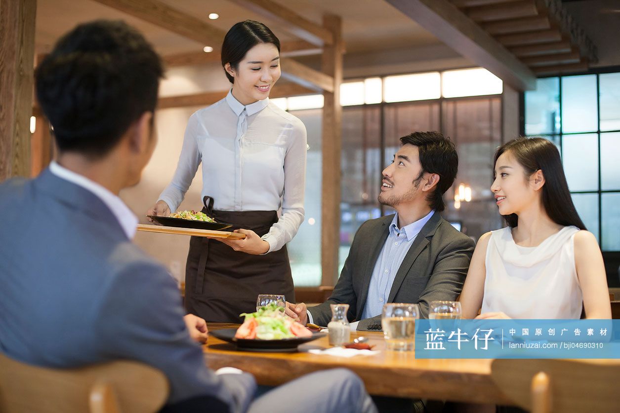 服务员给顾客上菜