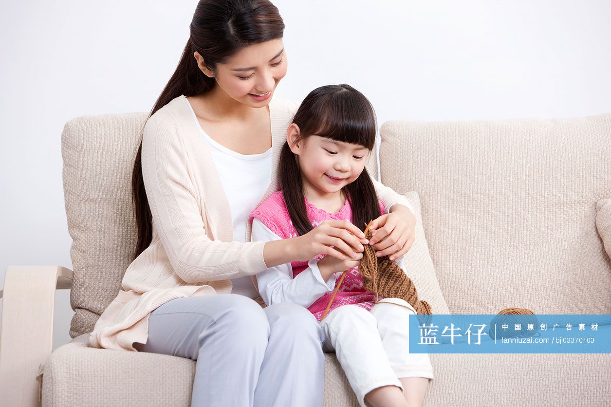 妈妈教女儿编织