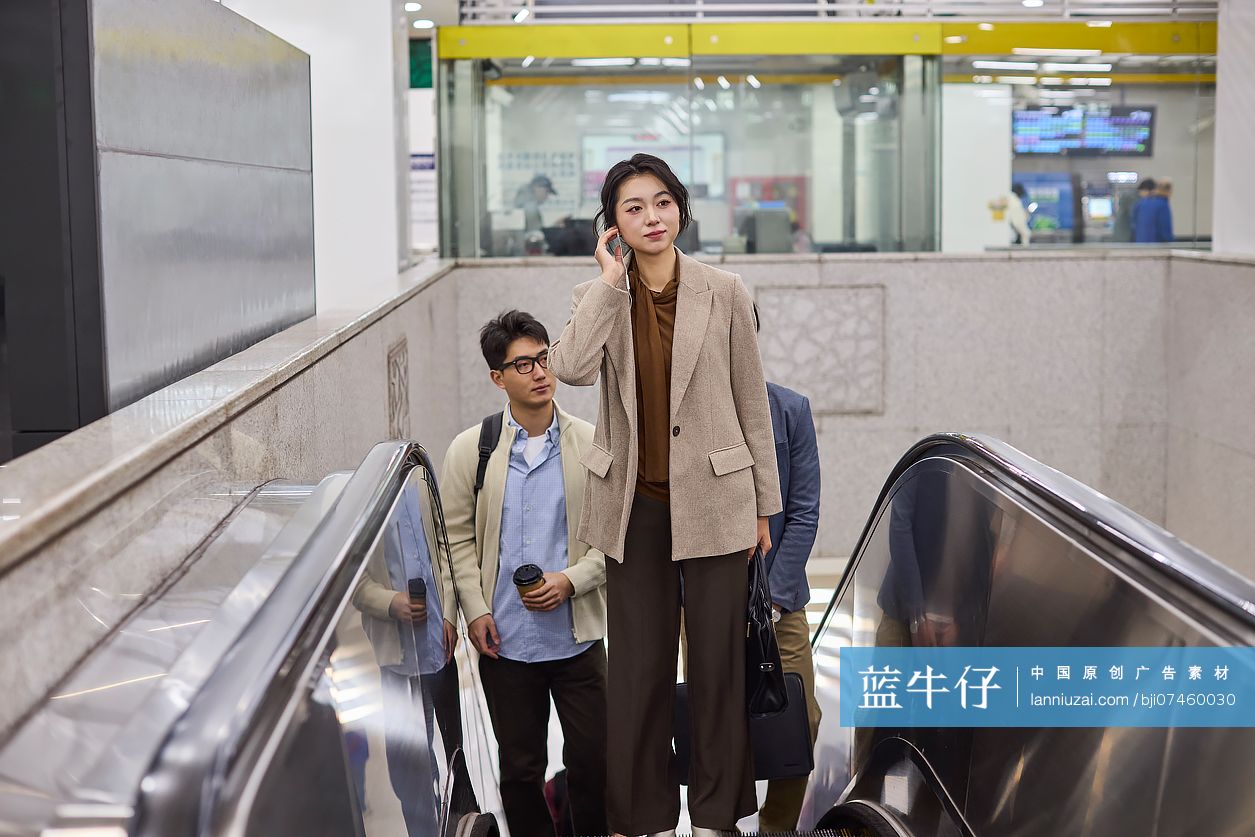 上班族坐地铁通勤