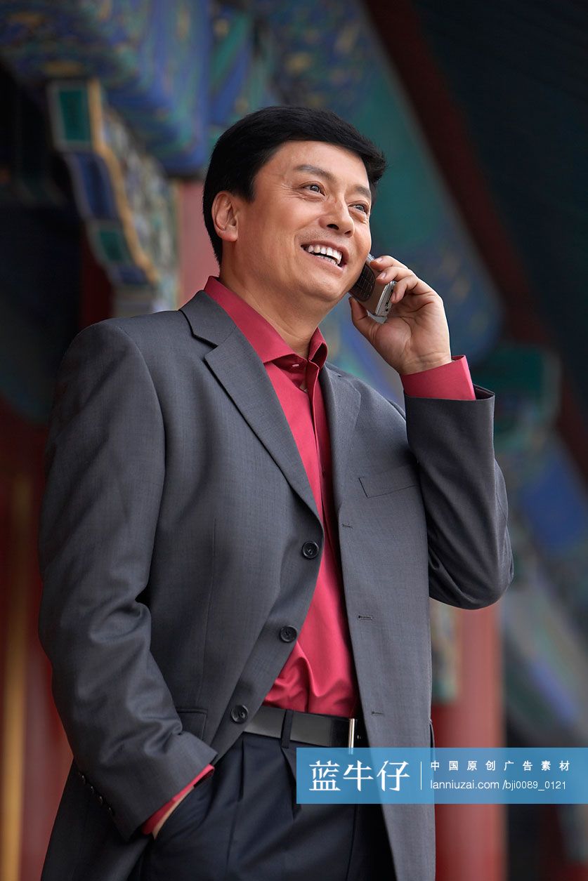 商务男士打电话