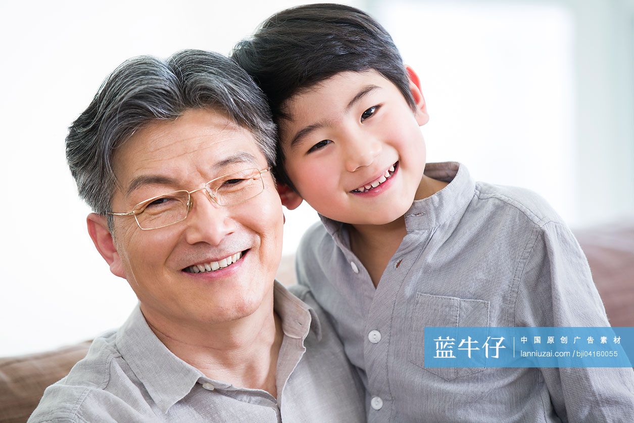 爷爷和孙子看电视-蓝牛仔影像-中国原创广告影像素材