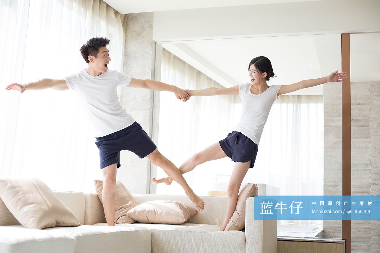 快乐的年轻夫妇在家放松-蓝牛仔影像-中国原创广告影像素材