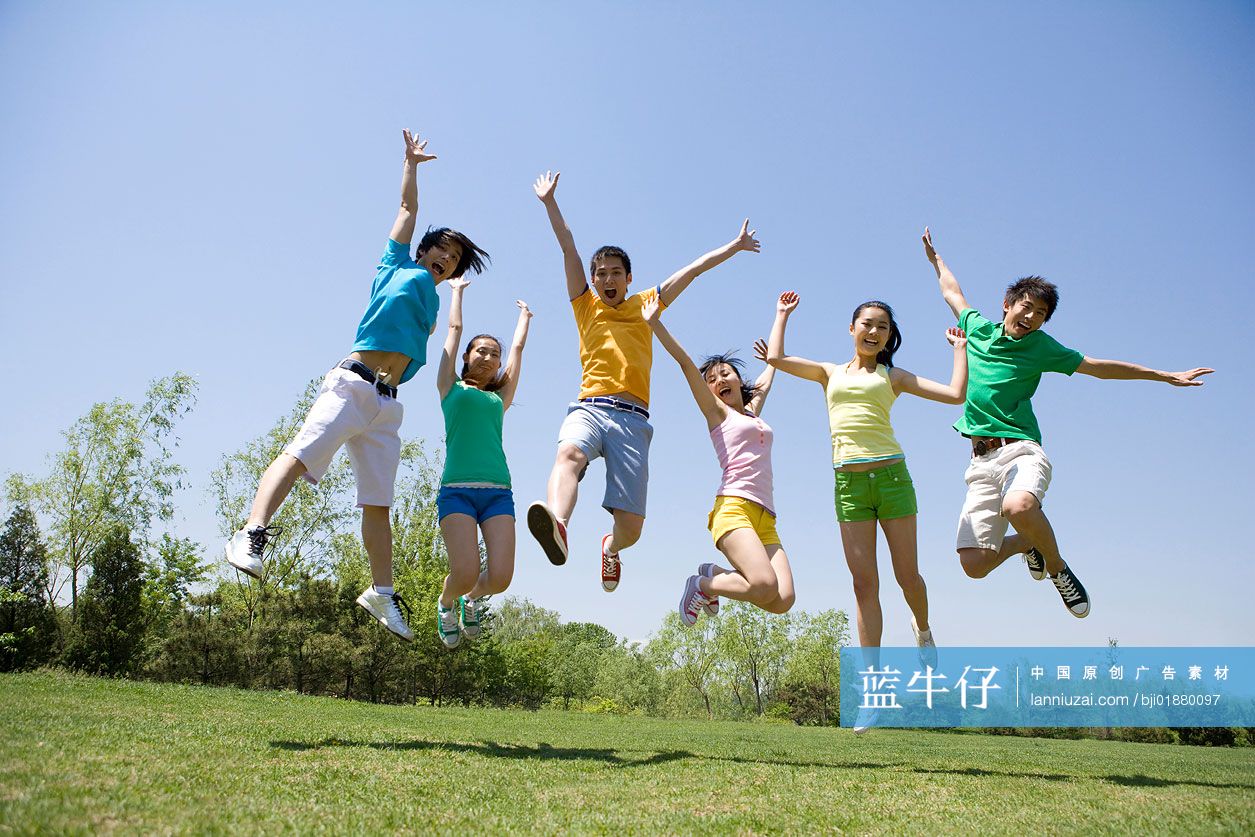 年青人在一起蹦跳