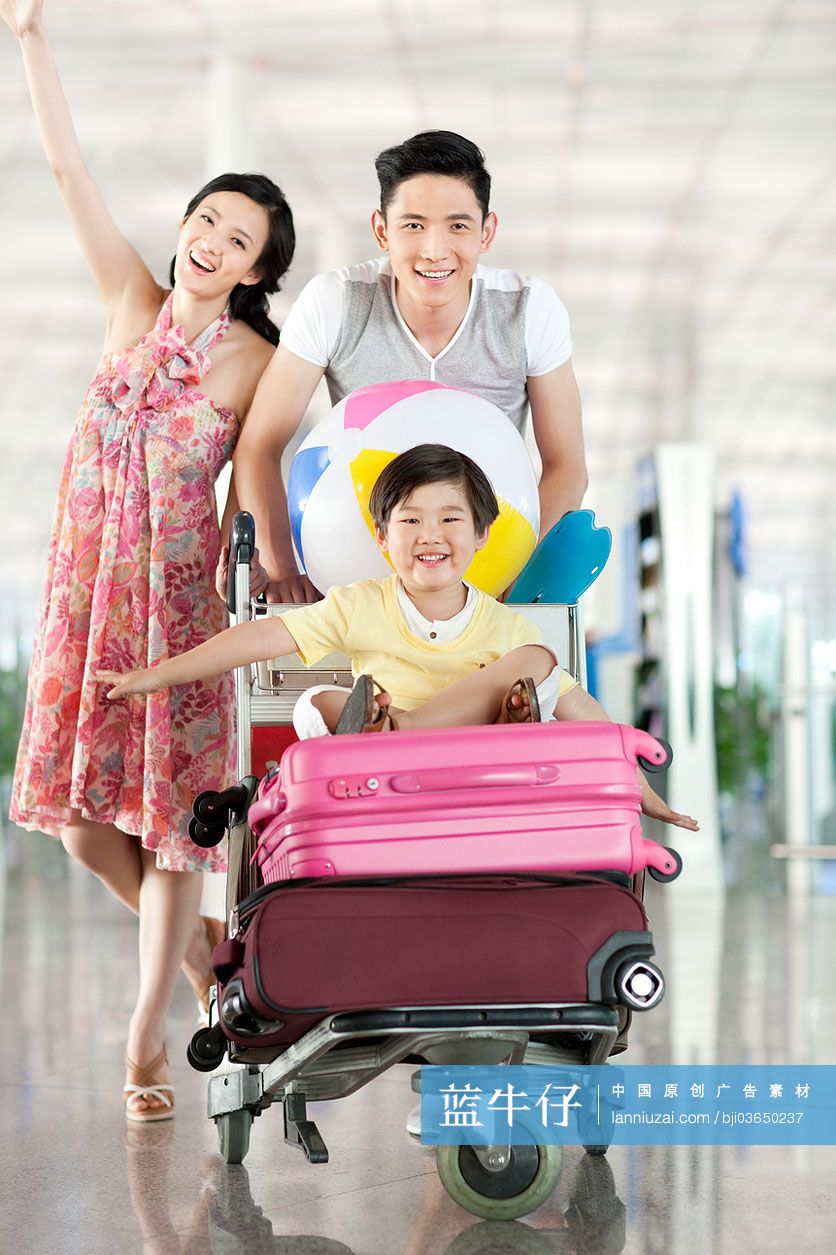 快乐一家人准备出发-原创广告素材图片-蓝牛仔