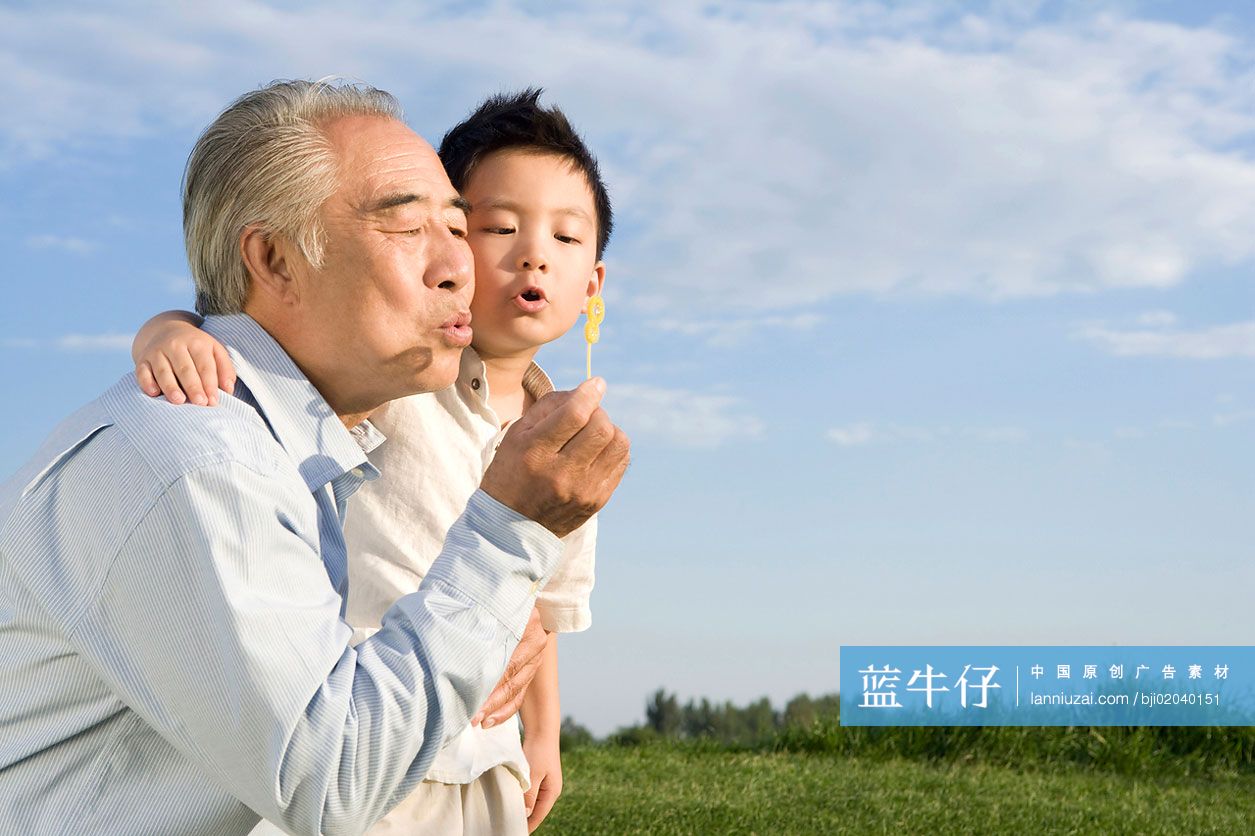 祖孙在一起嬉戏