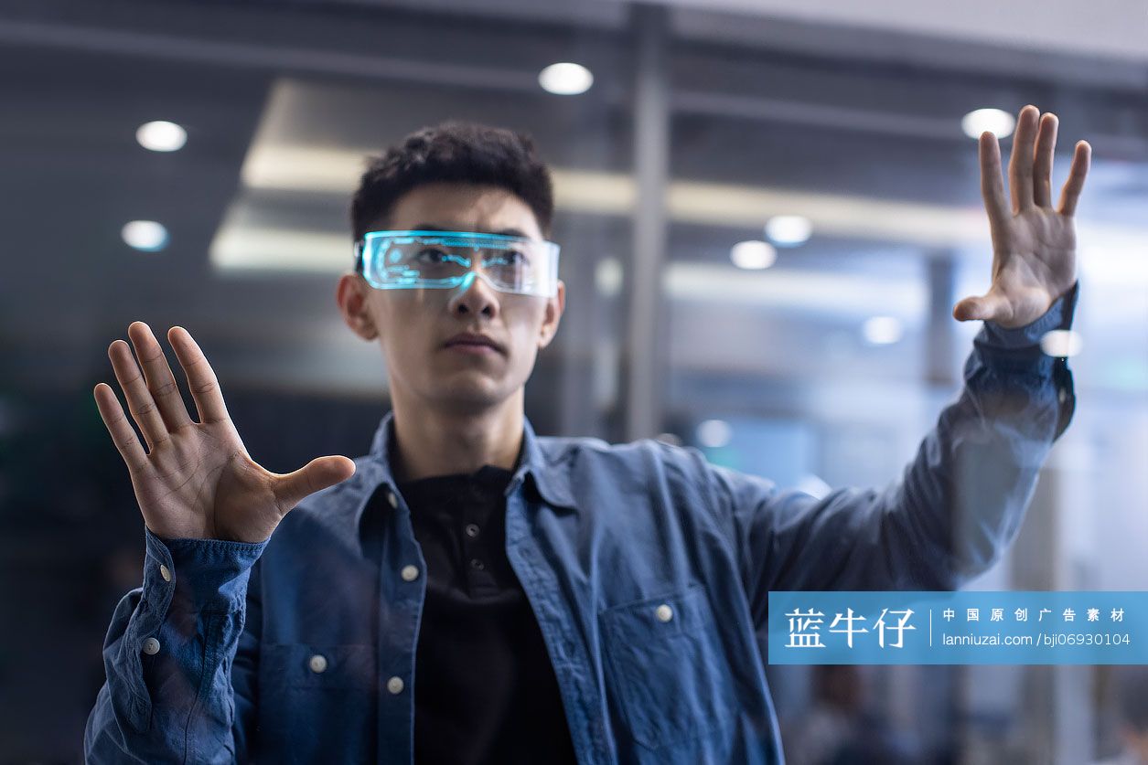 年轻工程师戴着智能眼镜