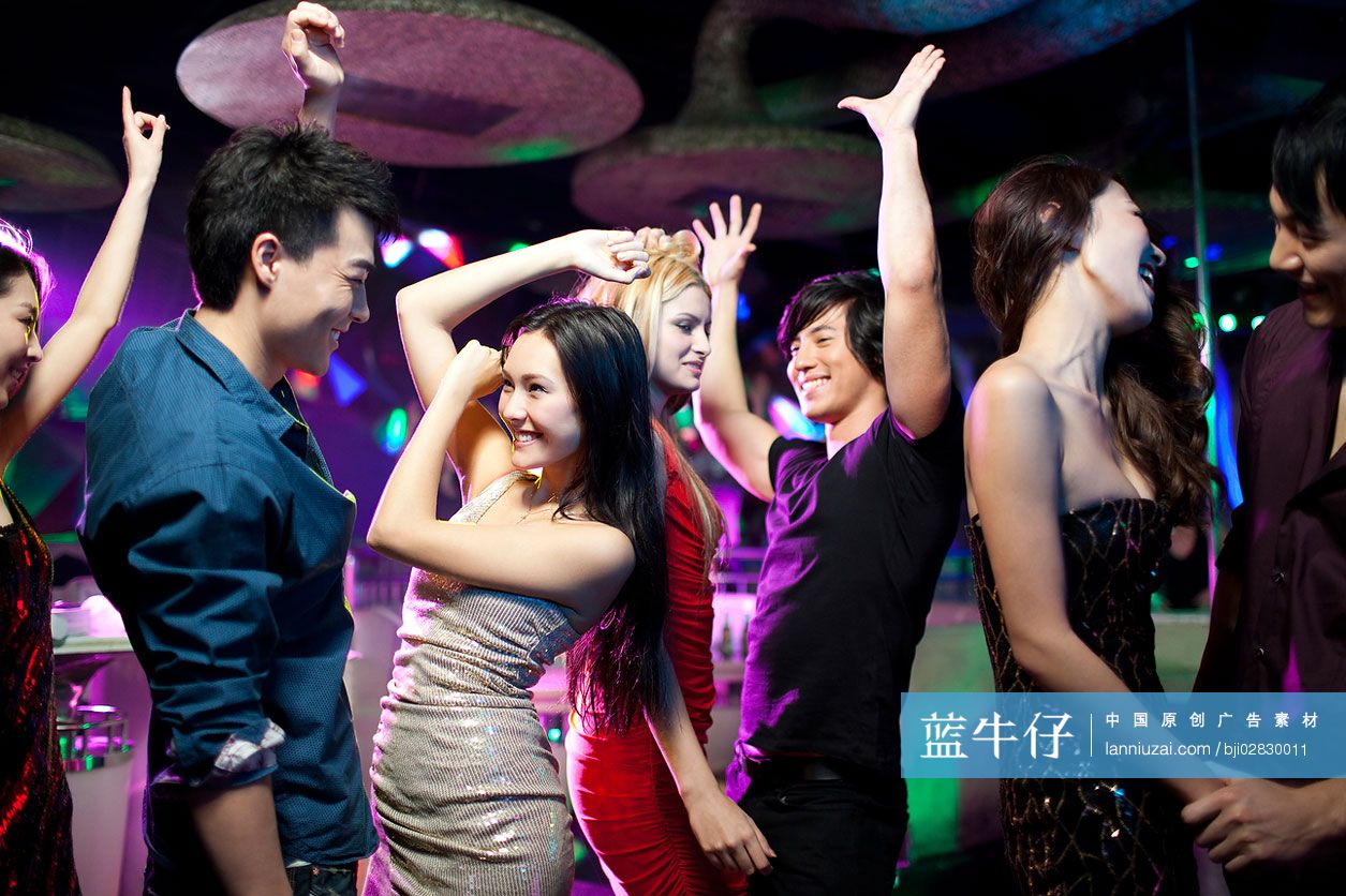 时尚年轻人在酒吧跳舞