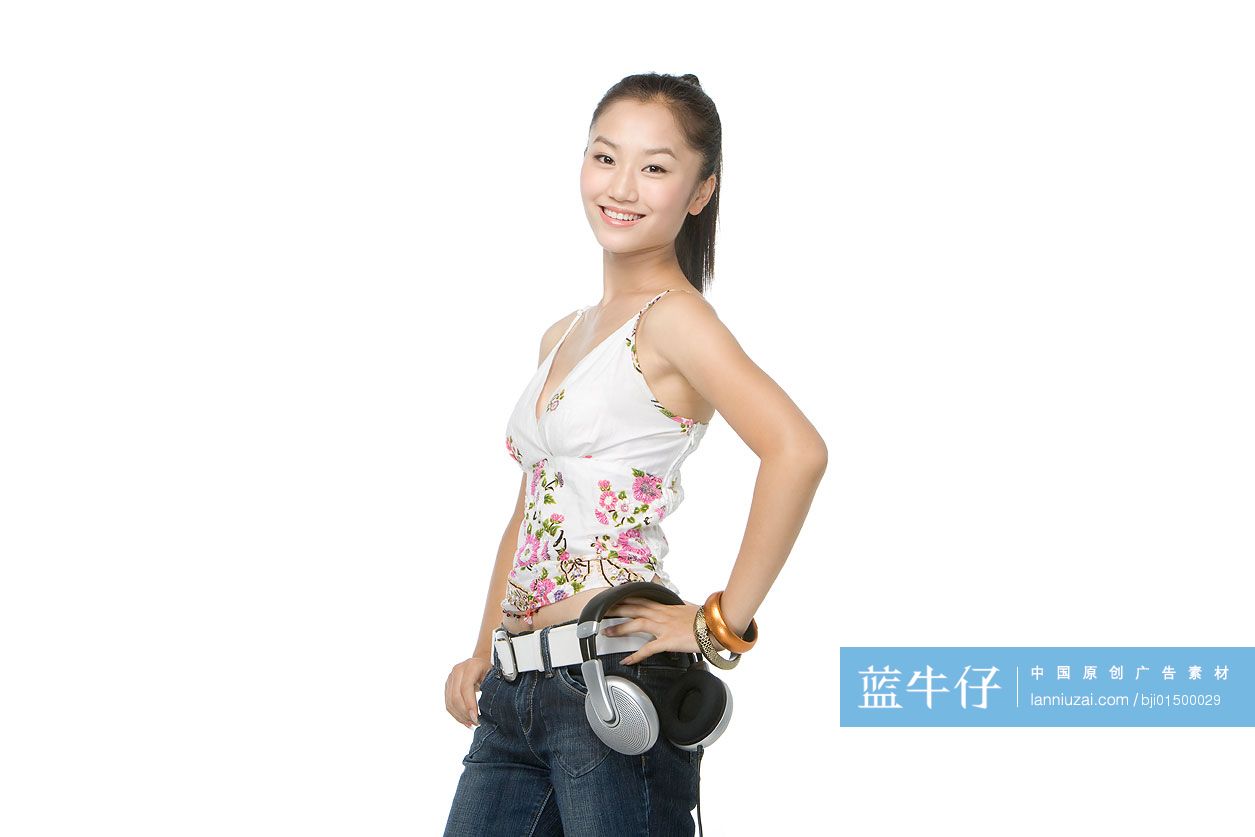 时尚女青年听歌