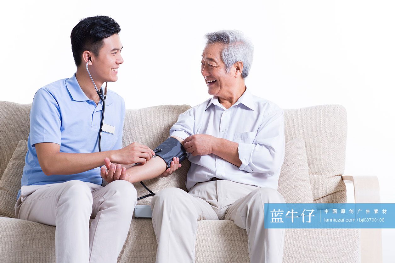 护工为老人量血压