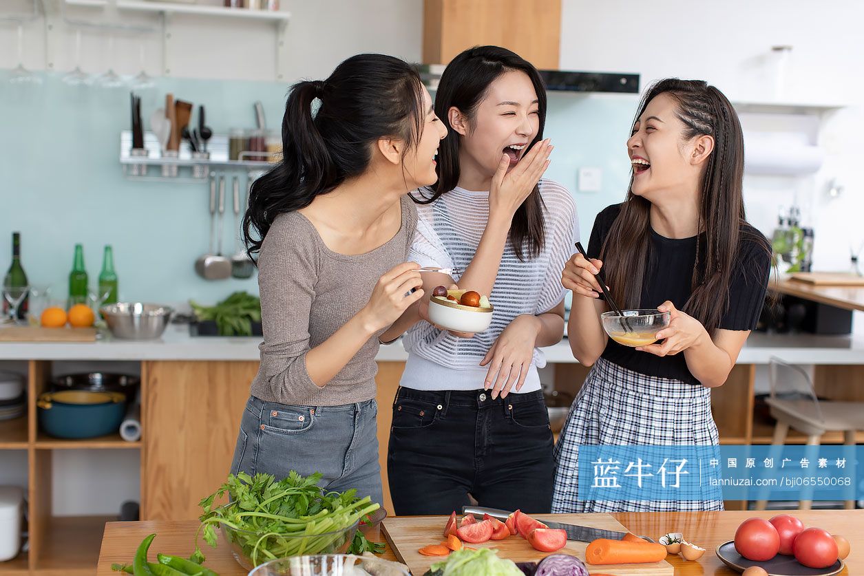 年轻闺蜜在厨房一起做饭