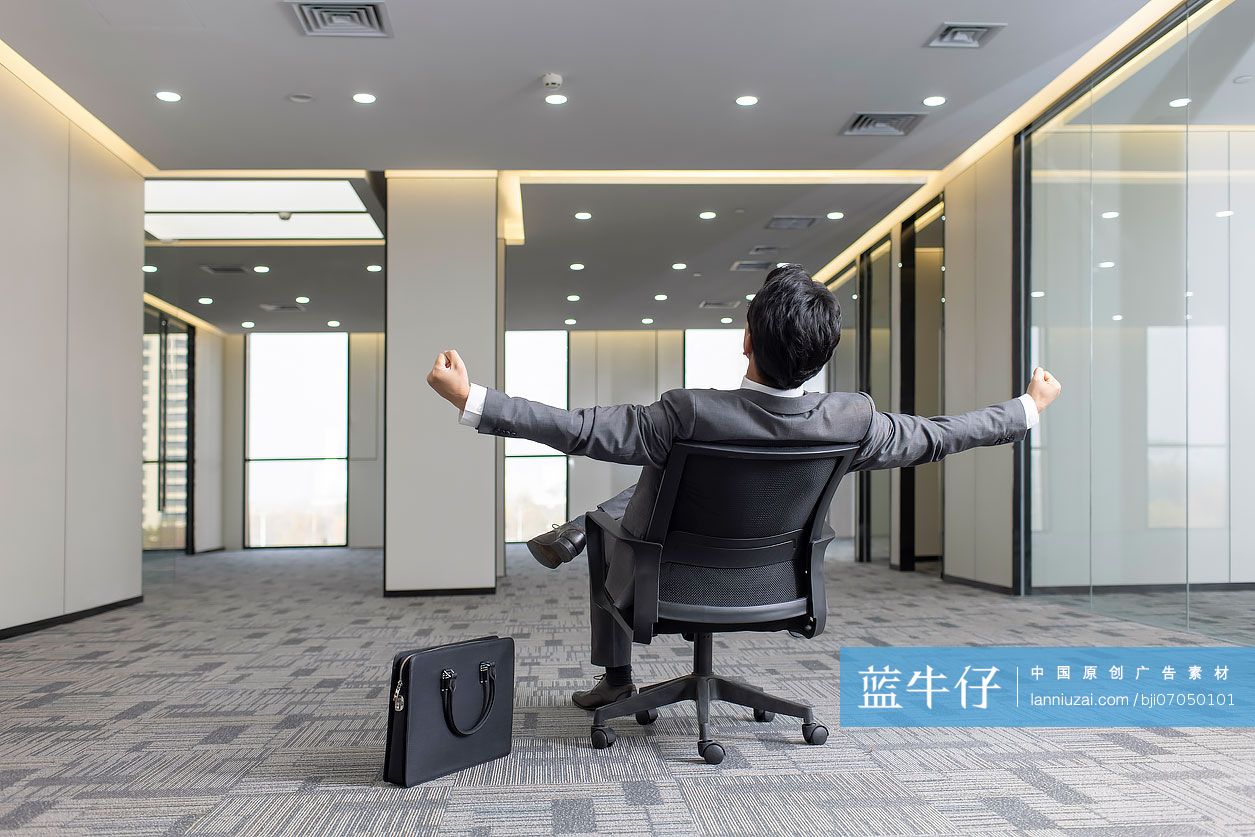 快乐的商务男士振臂欢呼