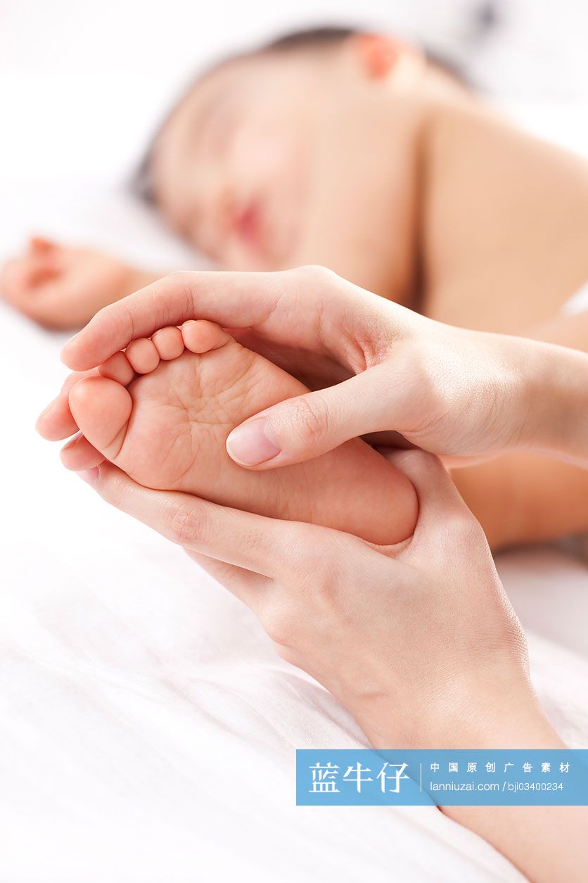 妈妈抚摸宝宝的脚