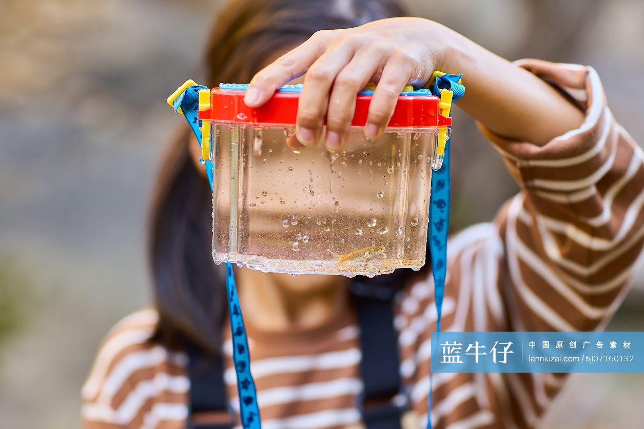 孩子拿着小鱼