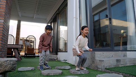 Happy little Chinese children playing in the courtyard,4K