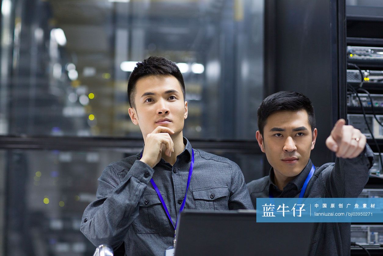 技术员在机房检查维修