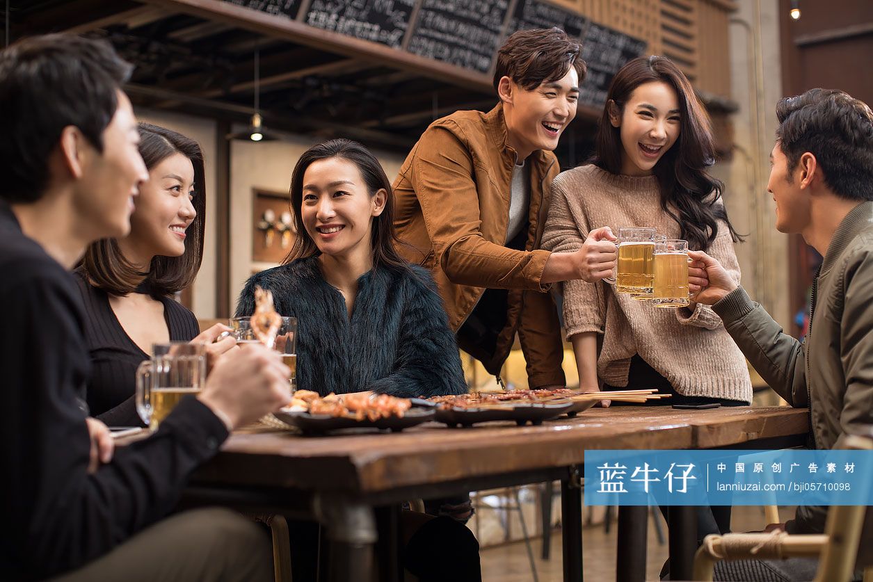 快乐的朋友们在酒吧喝酒聊天