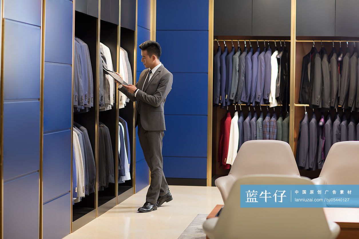 商务男士在服装店挑选西装-蓝牛仔影像-中国原创广告影像素材