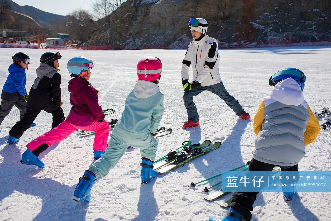 孩子们跟着教练在户外学滑雪