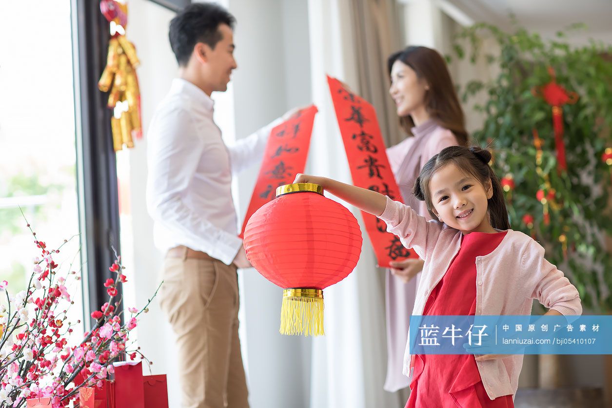快乐的小女孩拿着新年灯笼