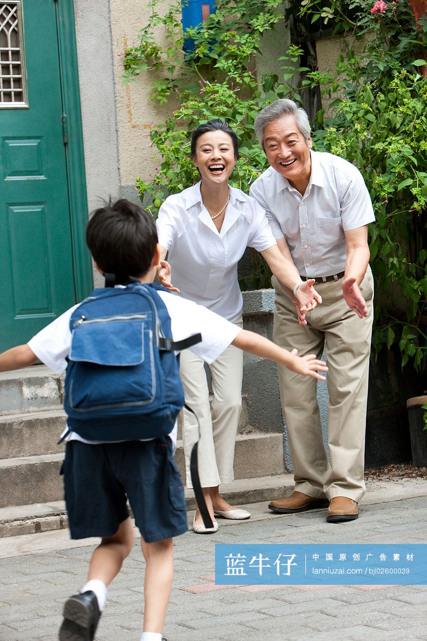 爷爷奶奶迎接孙子放学回家