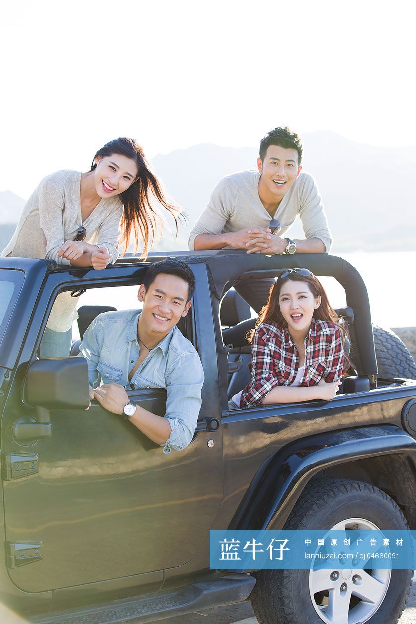年轻人开吉普车出游
