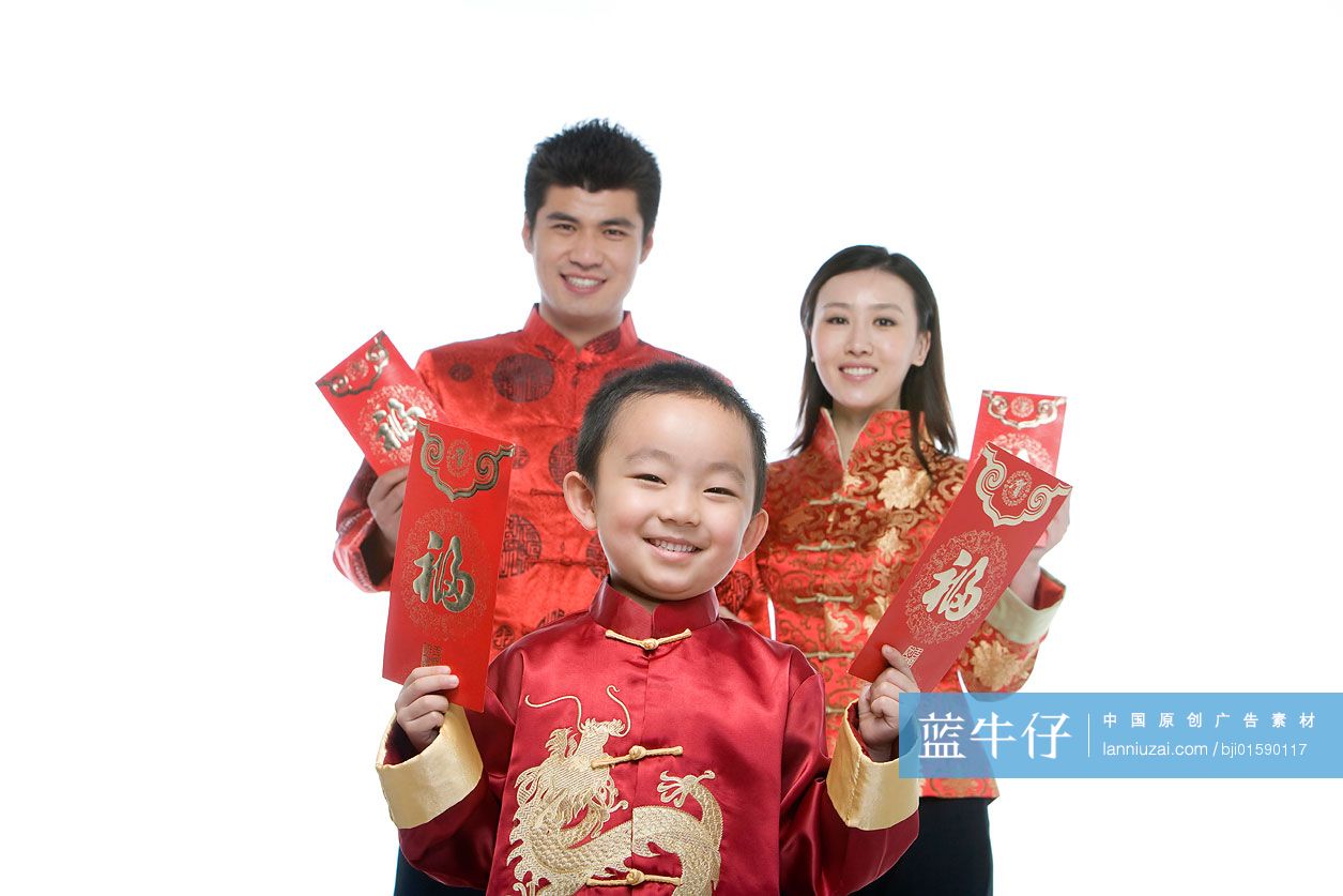 拿红包的传统家庭合影