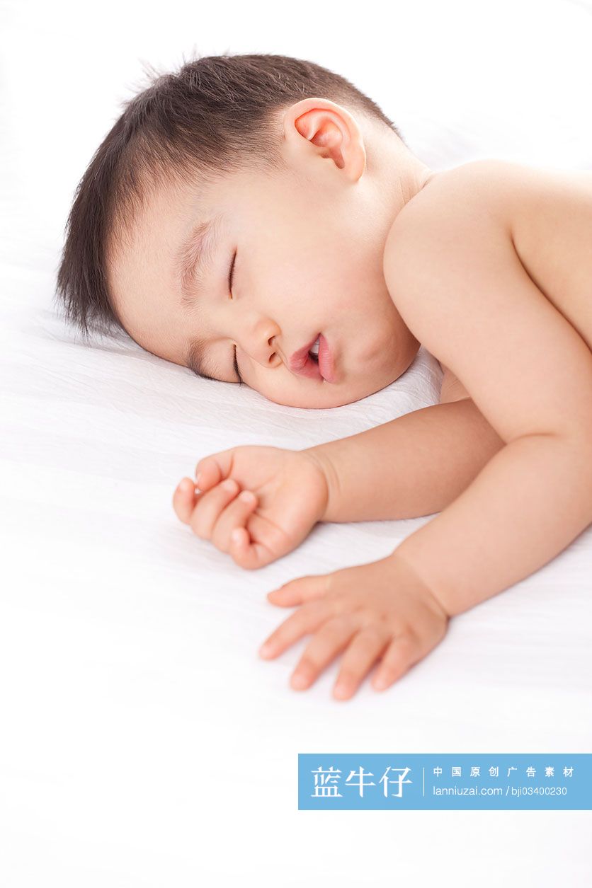 熟睡的男婴