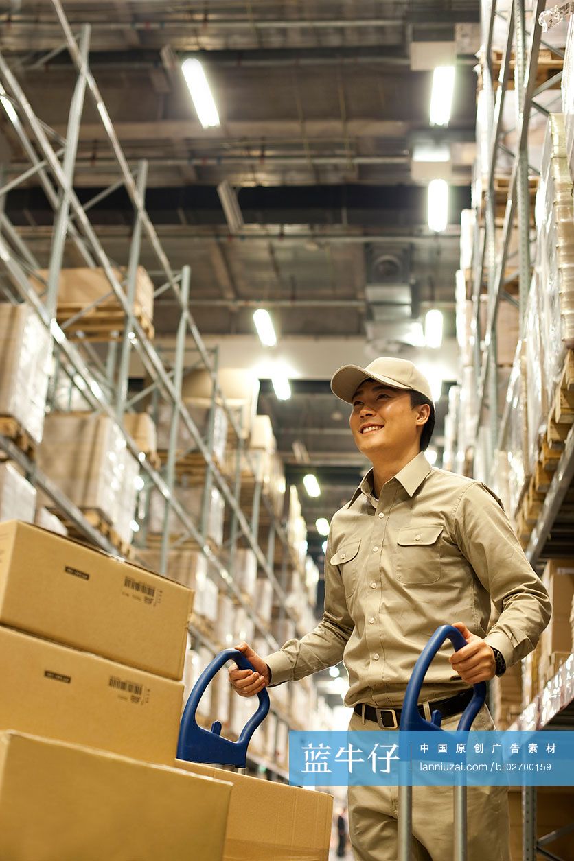 物流工作人员搬运货物