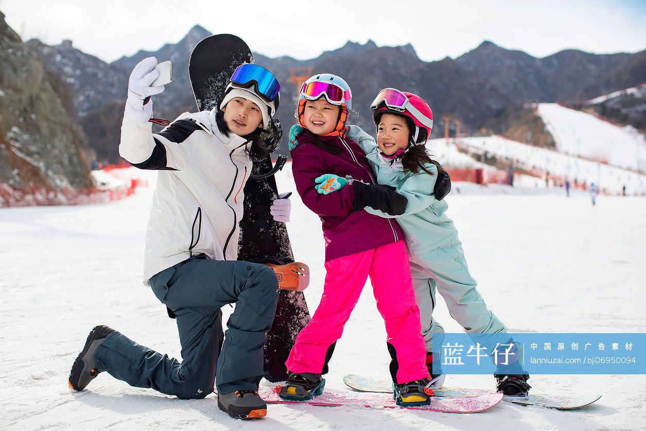 孩子们和教练在滑雪场自拍