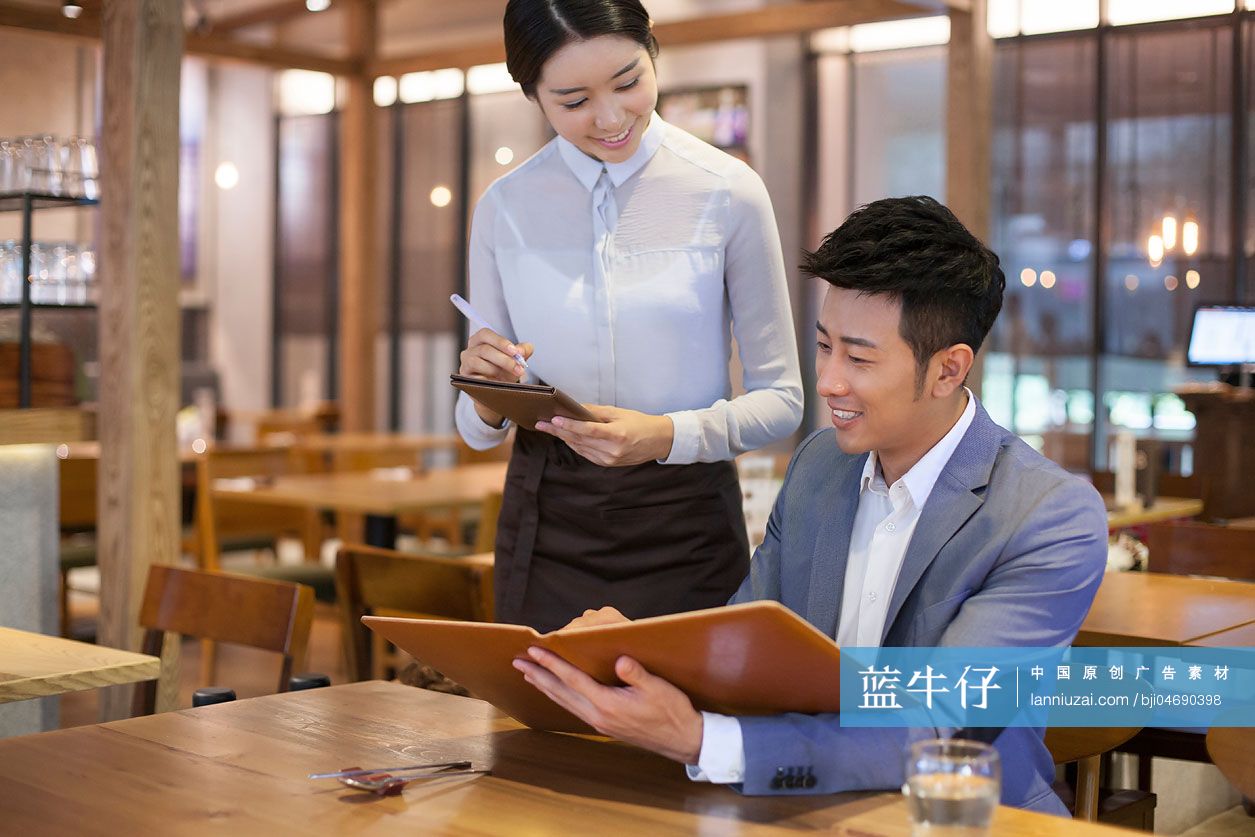 年轻男子在餐馆点餐