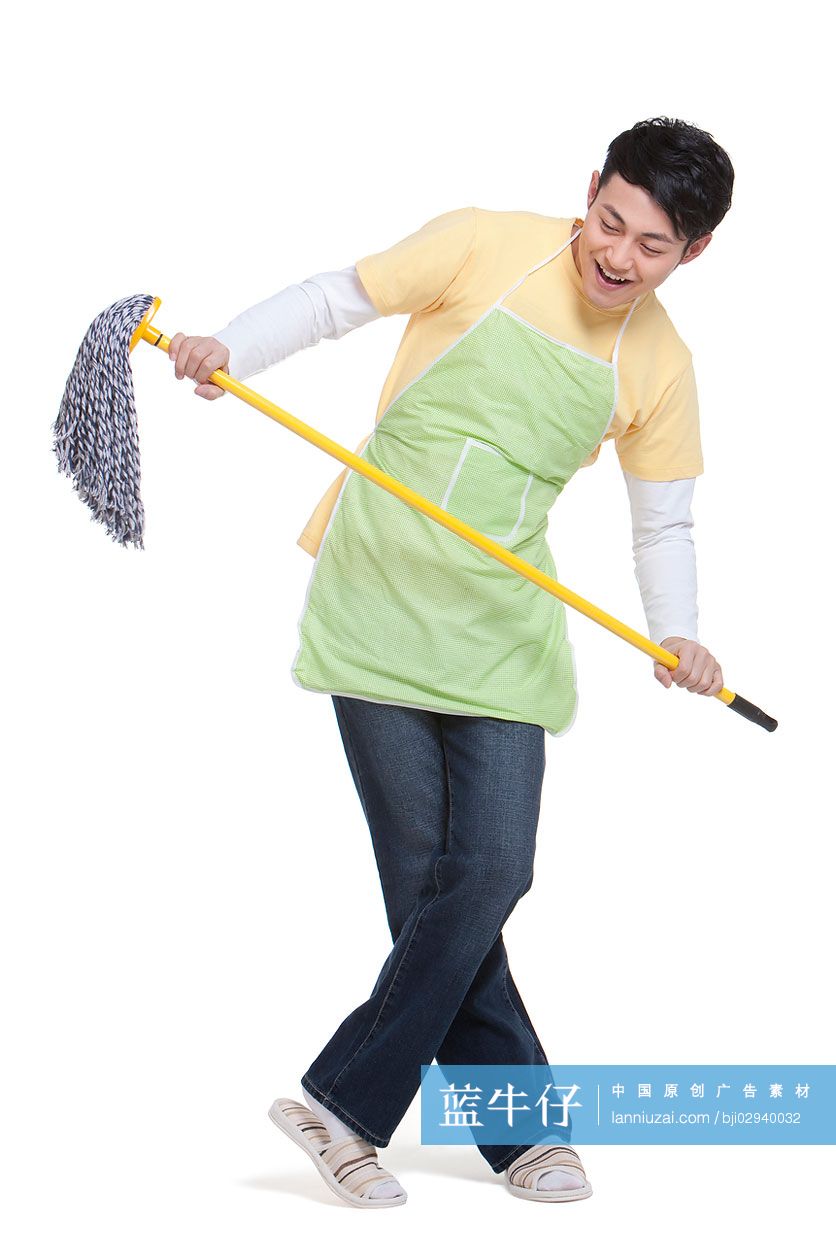 居家青年男性和拖把