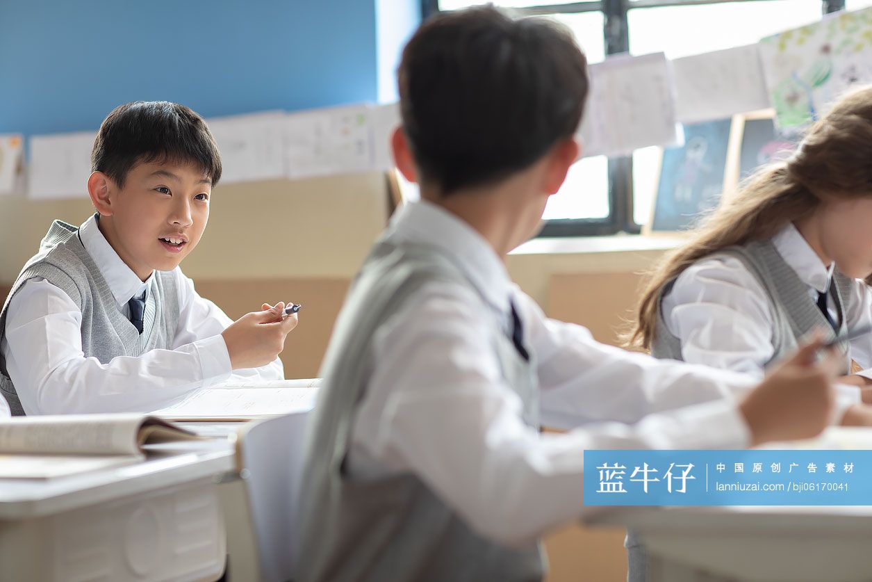学生在教室学习