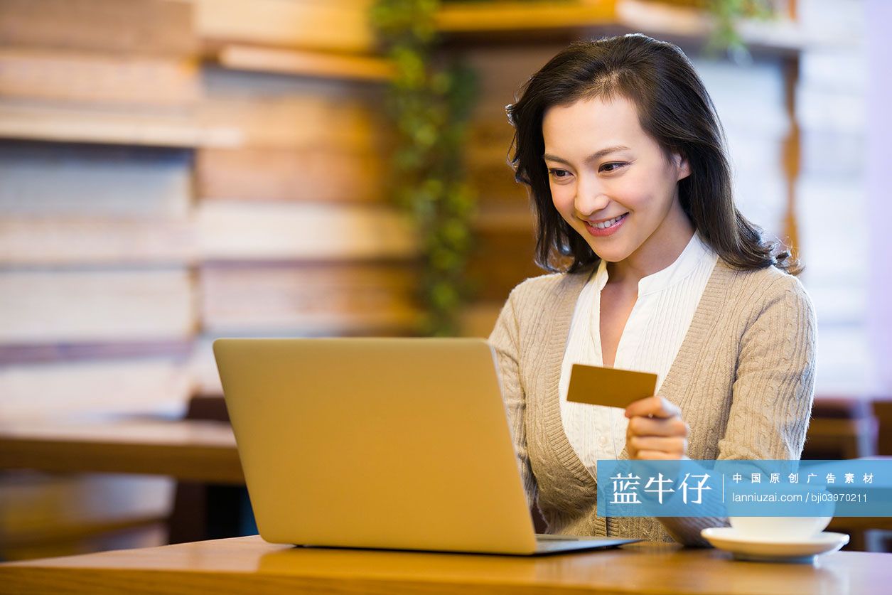 年轻女子在咖啡馆网上购物