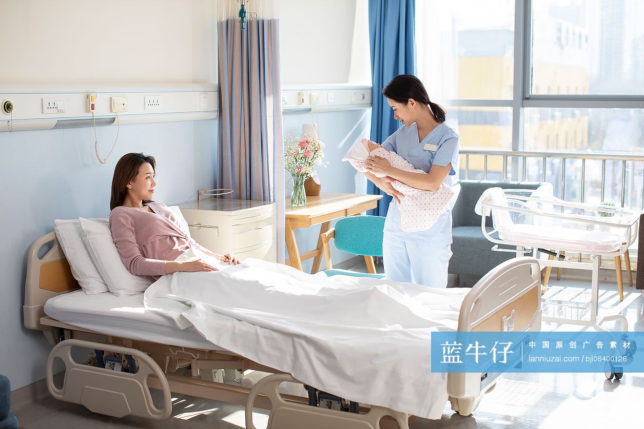护士帮助新手妈妈照顾婴儿