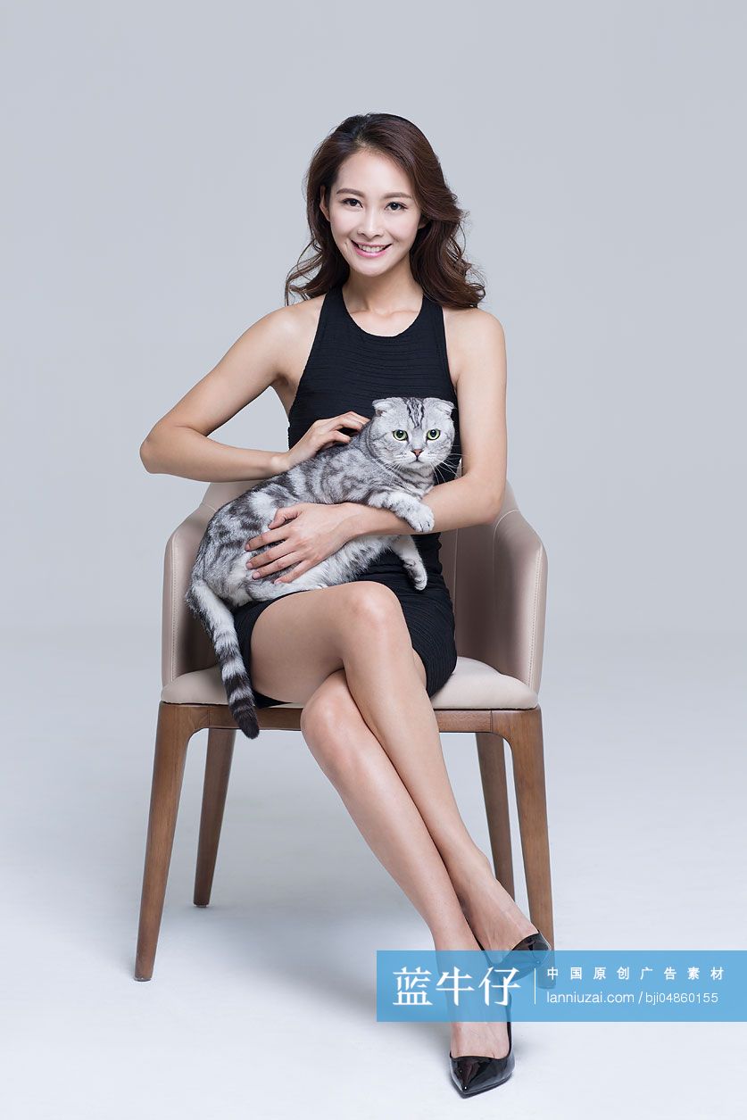 漂亮的年轻女子抱着一只猫