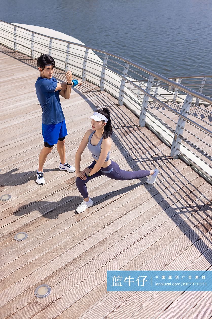 年轻情侣户外拉伸