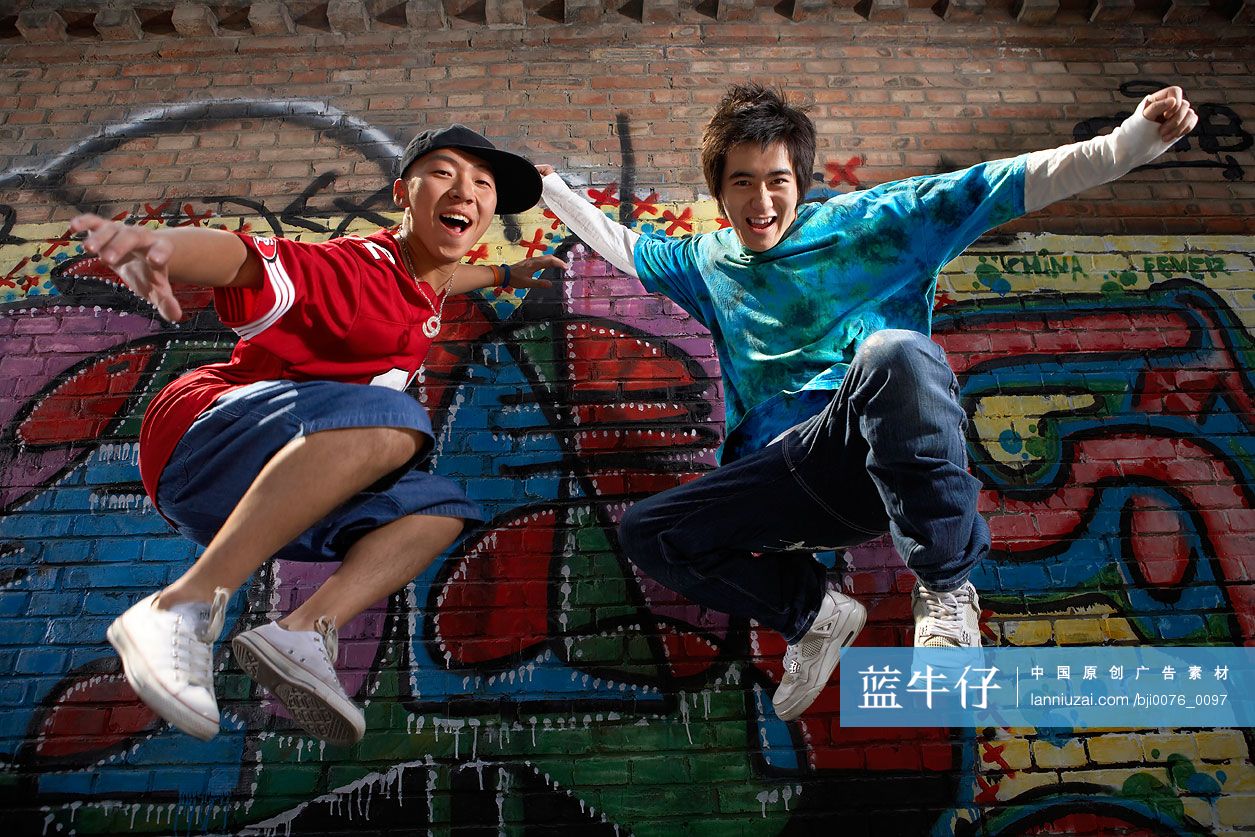 时尚男孩跳跃