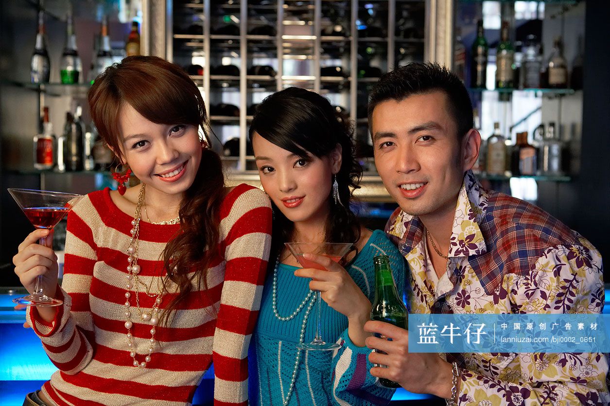 年轻人在酒吧里喝酒