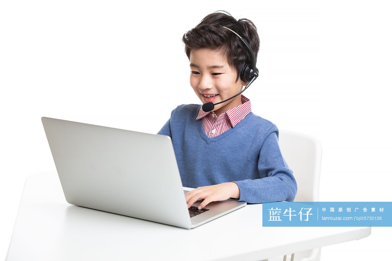 小男孩使用笔记本电脑