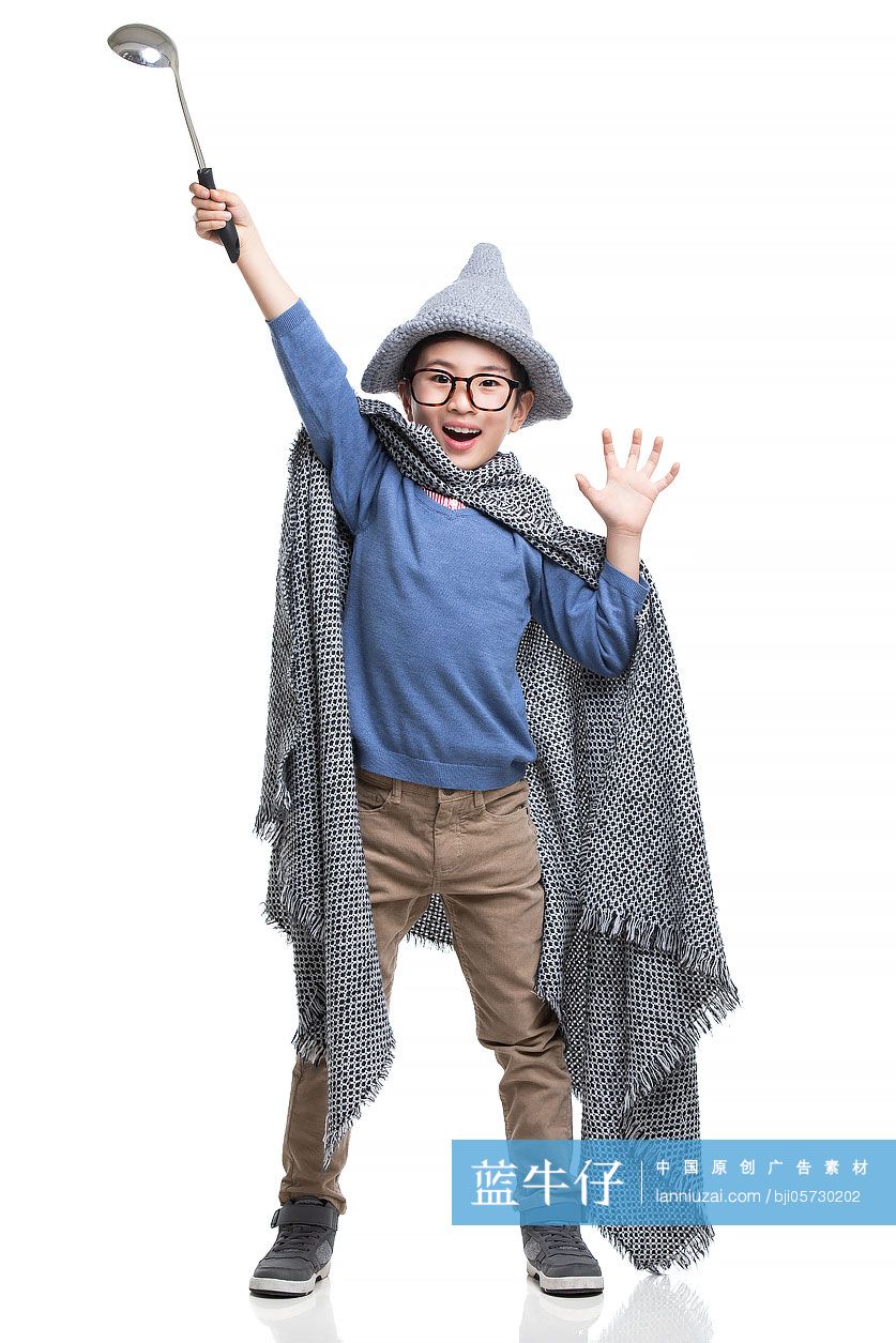 快乐的小男孩装扮成魔法师