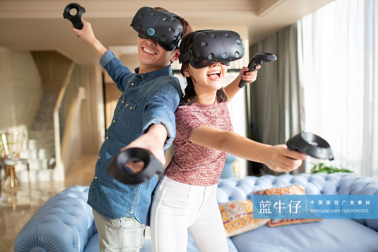 年轻情侣在家玩VR游戏