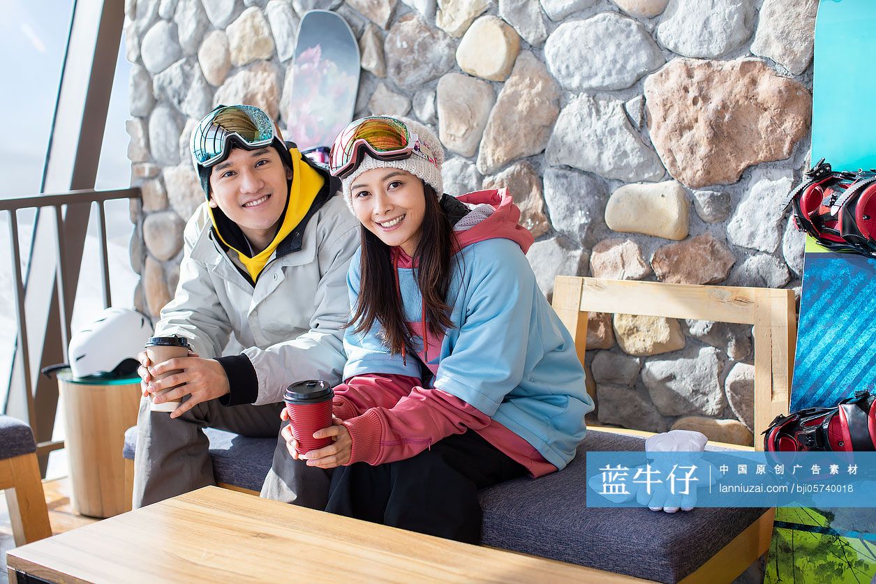 快乐的年轻情侣一起喝咖啡