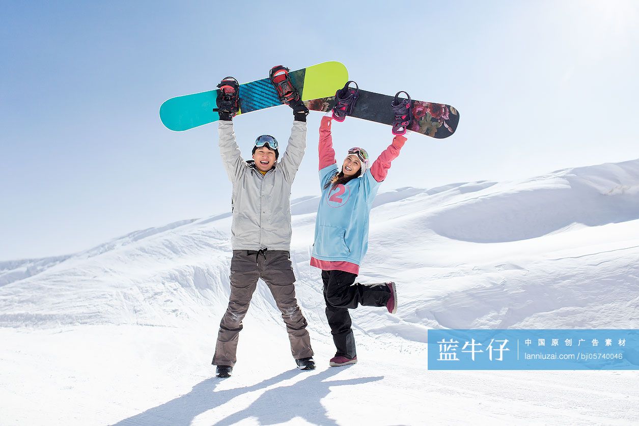 快乐的年轻情侣在滑雪场滑雪