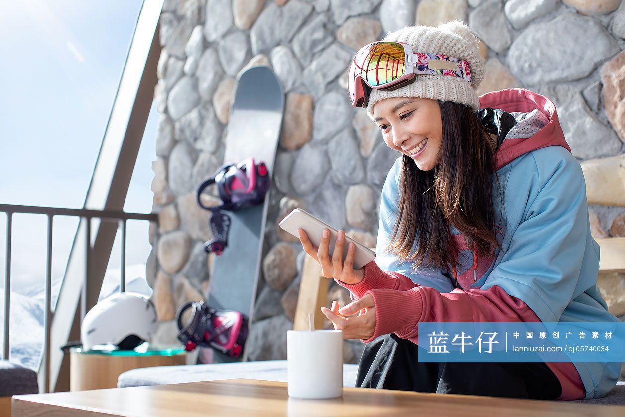 快乐的年轻女士使用手机