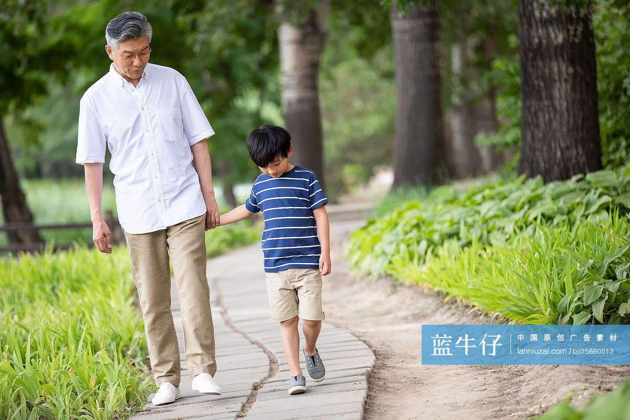 祖孙两人在公园散步