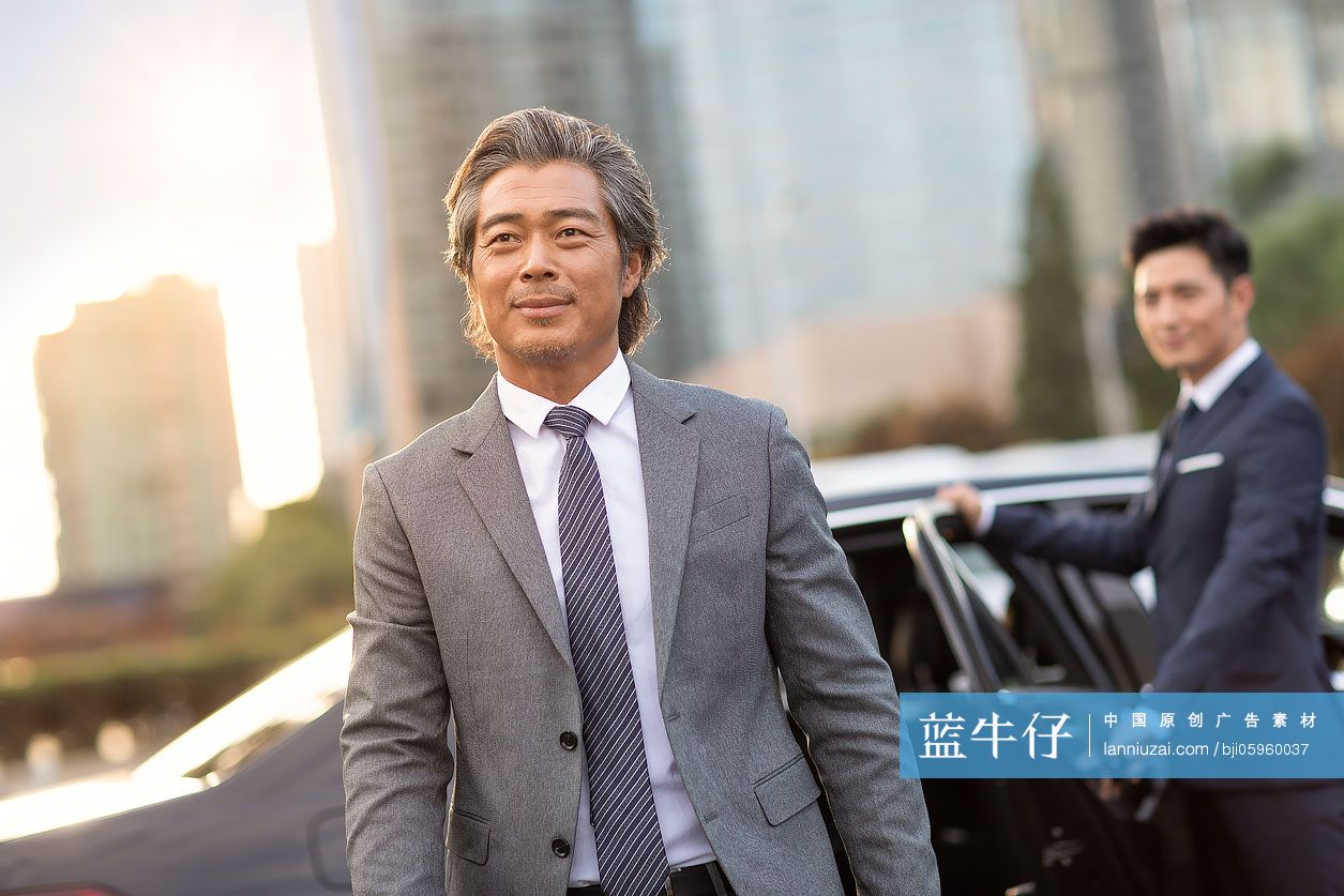 成功的商务男士下车