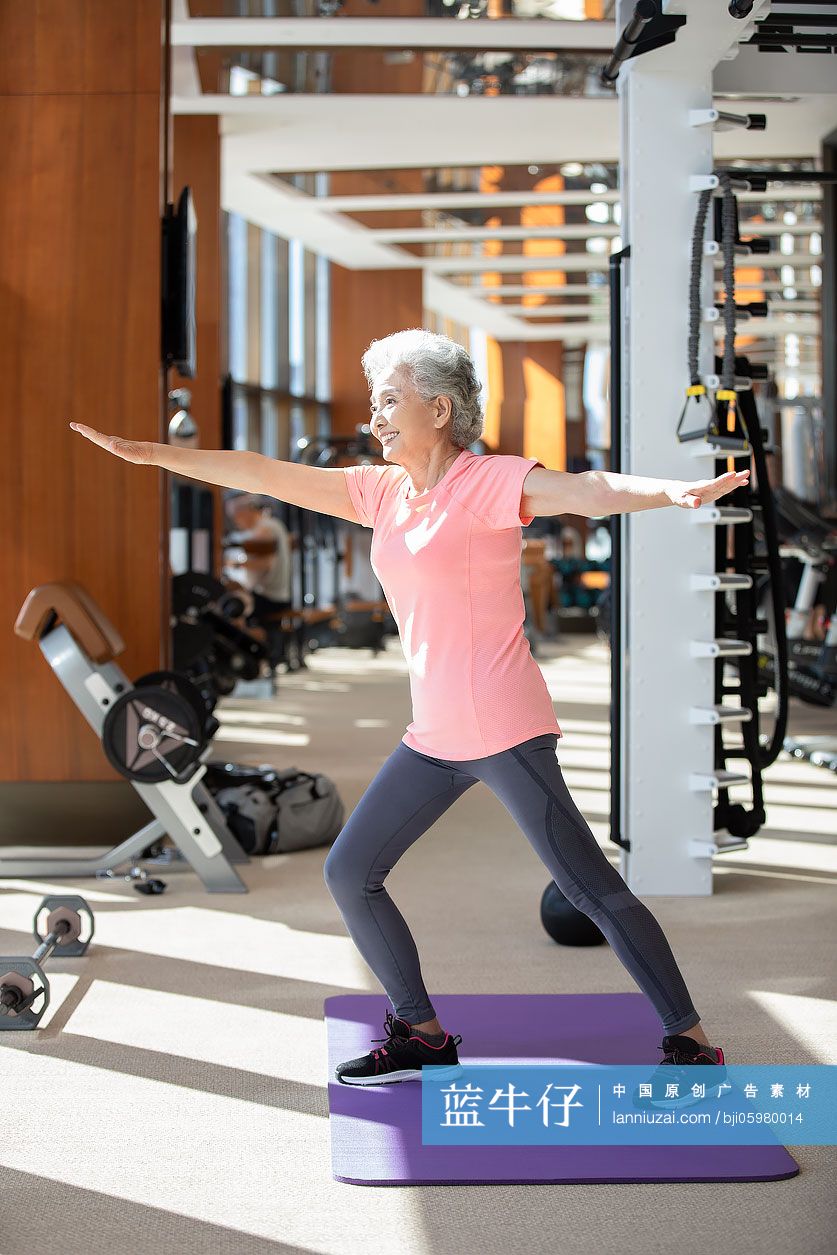 老年女士在健身房健身